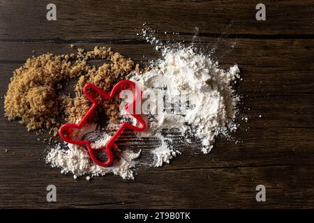 cuocere ingredienti da forno e taglierine per biscotti su legno Foto Stock