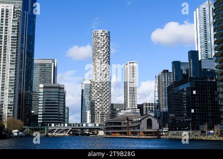 Guardando a nord lungo il molo interno di Millwall, il grattacielo circolare bianco è One Park Drive, un grattacielo residenziale situato a Canary Wharf. Millwall Inn Foto Stock