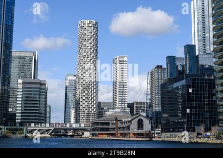 Guardando a nord lungo il molo interno di Millwall, il grattacielo circolare bianco è One Park Drive, un grattacielo residenziale situato a Canary Wharf. Millwall Inn Foto Stock