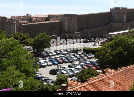 Dubrovnik, Croazia - luglio 2021: Un'auto nel parcheggio vicino alla città vecchia di Dubrovnik. Foto Stock