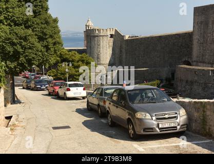 Dubrovnik, Croazia - luglio 2021: Un'auto nel parcheggio vicino alla città vecchia di Dubrovnik. Foto Stock