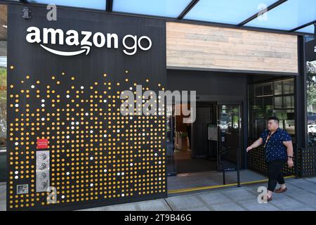 Seattle, WA, USA - 3 agosto 2023: Persone vicino al negozio Amazon Go di Seattle. Foto Stock