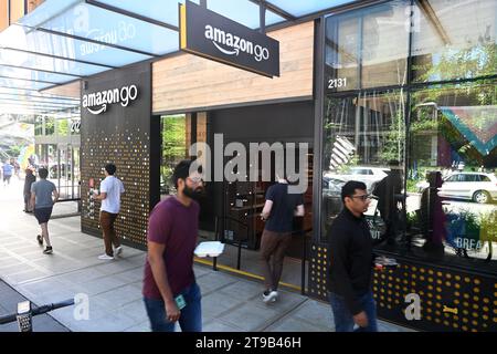 Seattle, WA, USA - 3 agosto 2023: Persone vicino al negozio Amazon Go di Seattle. Foto Stock