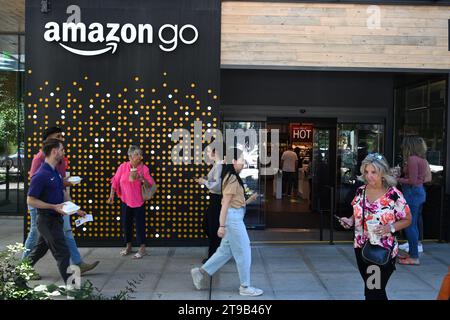 Seattle, WA, USA - 3 agosto 2023: Persone vicino al negozio Amazon Go di Seattle. Foto Stock
