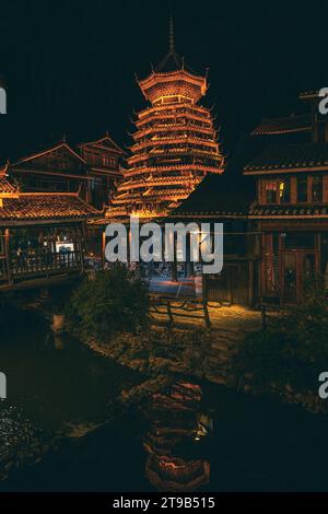 Vista notturna della torre del tamburo nel villaggio di Dong Foto Stock