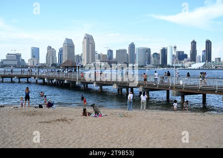 San Diego, CA, USA - 31 luglio 2023: Persone a Coronado Beach e vista sul centro di San Diego. Foto Stock