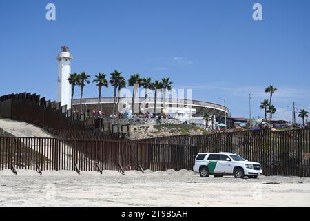 Border Field State Park Beach, CA, USA - 30 luglio 2023: The USA Mexico Border Wall vicino al Friendship Park e al Tijuana Beach Promenade, Messico. Foto Stock