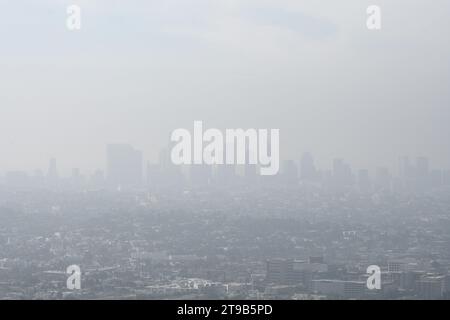 Los Angeles, California, USA - 30 luglio 2023: Los Angeles Cityscape nella nebbia. Foto Stock