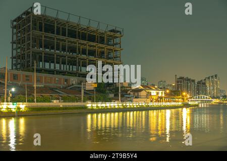 vista notturna lungo il fiume suzhouhe, edifici contro il cielo Foto Stock