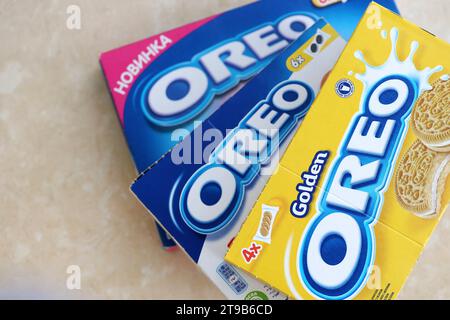 KIEV, UCRAINA - 4 MAGGIO 2023: Crema doppia Oreo, cheesecake alla fragola e biscotti dorati con ripieno di panna in confezioni di marca da vicino Foto Stock