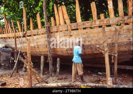 Tanzania, Mwanza - barca da pesca in legno in costruzione presso il cantiere navale sulle rive del lago Victoria Foto Stock