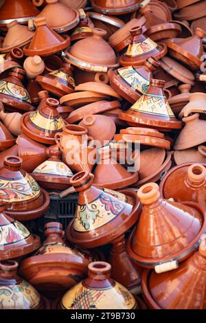 Vista mozzafiato di alcuni tajine fatti a mano nel mercato del souk di Marrakech, in Marocco. Foto Stock