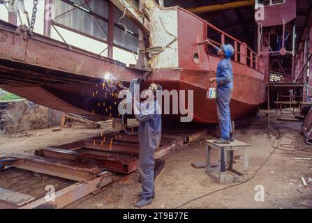 Tanzania - lavori di saldatura nel cantiere navale nel porto di Dar-es-Salaam. Foto Stock