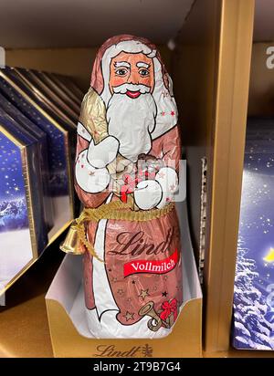 Bayern, Deutschland 24. Novembre 2023: Hier der Blick auf einen Schokoladen Weihnachtsmann, Schokoladen Nikolaus von der firma Lindt, Vollmich, mit einem Glöckchen, Glocke, welche die EU wegen zu viel Müll, Abfall, Müll evtl. Verbieten möchte *** Baviera, Germania 24 novembre 2023 Ecco una vista di un Babbo Natale al cioccolato, di Babbo Natale al cioccolato della società Lindt, Vollmich, con una campana, che l'UE potrebbe voler vietare a causa di troppi rifiuti, rifiuti, spazzatura credito: Imago/Alamy Live News Foto Stock