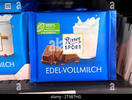 Bayern, Deutschland 24. Novembre 2023: Hier der Blick auf eine Tafel Schokolade, Ritter Sport, Edel-Vollmilch, Süssigkeit *** Baviera, Germania 24 novembre 2023 Ecco una vista di una barretta di cioccolato, Ritter Sport, latte intero fine, caramelle credito: Imago/Alamy Live News Foto Stock