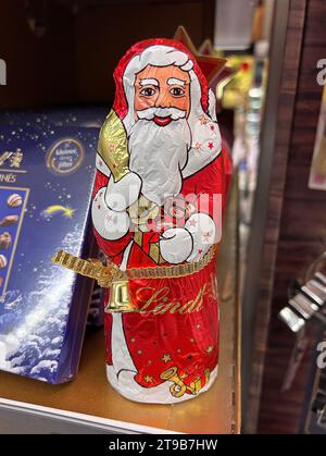 Bayern, Deutschland 24. Novembre 2023: Hier der Blick auf einen Schokoladen Weihnachtsmann, Schokoladen Nikolaus von der firma Lindt, mit einem Glöckchen, Glocke, welche die EU wegen zu viel Müll, Abfall, Müll evtl. Verbieten möchte *** Baviera, Germania 24 novembre 2023 Ecco una vista di un Babbo Natale al cioccolato, di Babbo Natale al cioccolato della società Lindt, con una piccola campana, che l'UE potrebbe voler vietare a causa di troppi rifiuti, rifiuti, spazzatura credito: Imago/Alamy Live News Foto Stock