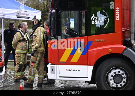 Aalst, Belgio. 24 novembre 2023. I servizi di emergenza tengono un'azione di ricerca nel fiume Dender ad Aalst venerdì 24 novembre 2023. La ricerca è presumibilmente collegata alla morte di una donna di 55 anni e di suo figlio di 22 anni, che erano stati trovati morti nella loro casa a Denderhoutem l'11 novembre 2023. Il sospetto, l'ex partner della donna, non e' ancora stato trovato. BELGA PHOTO JASPER JACOBS Credit: Belga News Agency/Alamy Live News Foto Stock