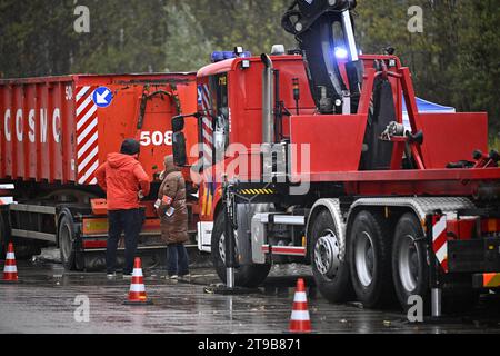 Aalst, Belgio. 24 novembre 2023. I servizi di emergenza tengono un'azione di ricerca nel fiume Dender ad Aalst venerdì 24 novembre 2023. La ricerca è presumibilmente collegata alla morte di una donna di 55 anni e di suo figlio di 22 anni, che erano stati trovati morti nella loro casa a Denderhoutem l'11 novembre 2023. Il sospetto, l'ex partner della donna, non e' ancora stato trovato. BELGA PHOTO JASPER JACOBS Credit: Belga News Agency/Alamy Live News Foto Stock