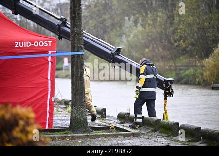 Aalst, Belgio. 24 novembre 2023. I servizi di emergenza tengono un'azione di ricerca nel fiume Dender ad Aalst venerdì 24 novembre 2023. La ricerca è presumibilmente collegata alla morte di una donna di 55 anni e di suo figlio di 22 anni, che erano stati trovati morti nella loro casa a Denderhoutem l'11 novembre 2023. Il sospetto, l'ex partner della donna, non e' ancora stato trovato. BELGA PHOTO JASPER JACOBS Credit: Belga News Agency/Alamy Live News Foto Stock