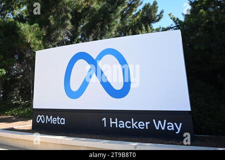 Menlo Park, California, USA - 28 luglio 2023: Cartello con il logo meta vicino alla sede centrale di Meta Platforms su 1 hacker Way. Foto Stock