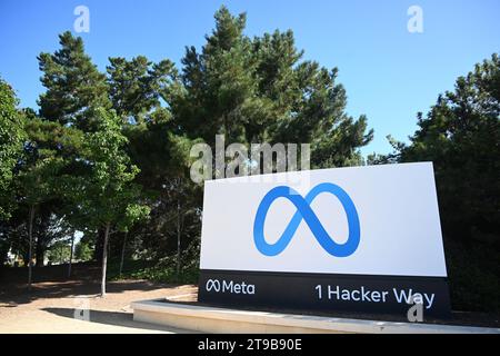 Menlo Park, California, USA - 28 luglio 2023: Cartello con il logo meta vicino alla sede centrale di Meta Platforms su 1 hacker Way. Foto Stock