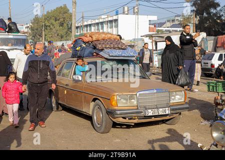 Gaza. 24 novembre 2023. La gente viene vista in una strada dopo che la prima tregua umanitaria temporanea ha avuto effetto nella città meridionale di Khan Younis, nella Striscia di Gaza, 24 novembre 2023. La prima tregua umanitaria temporanea tra Hamas e Israele è entrata in vigore alle 7:00 ora locale (0500 GMT) venerdì nella Striscia di Gaza. Crediti: Rizek Abdeljawad/Xinhua/Alamy Live News Foto Stock