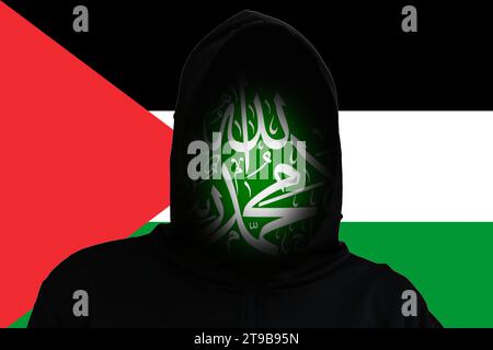 Terrorista incognito sullo sfondo della bandiera palestinese. Hamas tra Israele e Palestina. Israele guerra in Palestina. Crisi mondiale in Medio Oriente. Ribellione Foto Stock