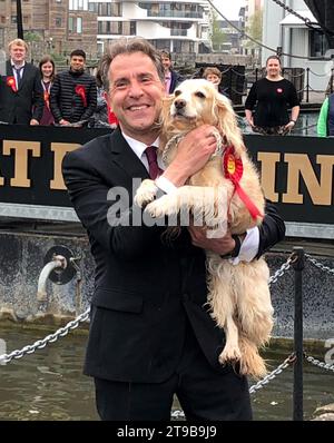 Foto del file datata 08/05/21 il sindaco della metropolitana pf Dan Norris festeggia con il suo cane Angel dopo essere stato eletto sindaco dell'Inghilterra occidentale alle SS Great Britain di Bristol. L'onorevole Norris ha speso 10.000 sterline del denaro dei contribuenti per coprire un autobus a due piani con tre enormi immagini di se stesso con il suo cane, come è stato rivelato in una relazione. L'ex deputato laburista ha approvato la spesa per la pubblicità per promuovere un programma gratuito di viaggio in autobus in tutta la regione. Data di emissione: Venerdì 24 novembre 2023. Foto Stock