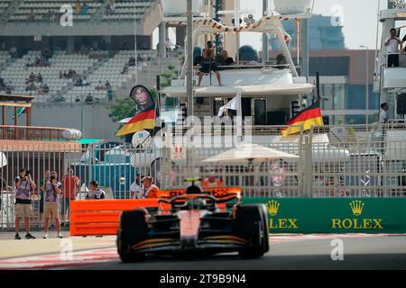 24 novembre 2023, Yas Marina Circuit, Abu Dhabi, Formula 1 Etihad Airways Abu Dhabi Grand Prix 2023, nella foto Rober Geiss assiste all'allenamento di Formula 1 dal suo yacht Indigo Star, Pat o Ward (mex), McLaren F1 Team Foto Stock