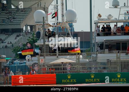 24 novembre 2023, Yas Marina Circuit, Abu Dhabi, Formula 1 Etihad Airways Abu Dhabi Grand Prix 2023, nella foto Rober Geiss assiste all'allenamento di Formula 1 dal suo yacht Indigo Star. Foto Stock