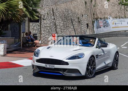 Monaco, Monaco - White Aston Martin Vanquish volante in auto nel tornante Fairmont. Foto Stock