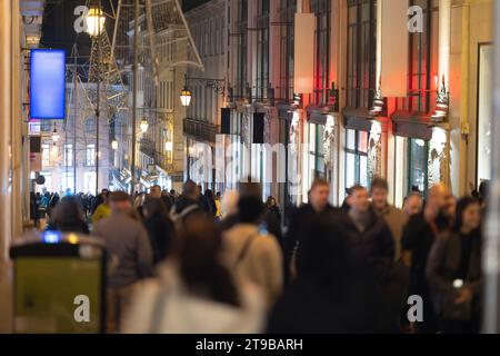 Un vivace paesaggio urbano con una fiorente comunità che si muove lungo le strade Foto Stock