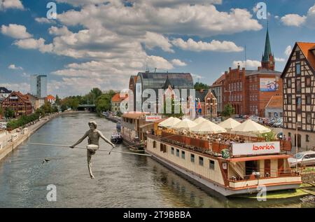 Attraversando il fiume, 2004, da Jerzy Kędziora, sopra il fiume Brda a Bydgoszcz, Kujawsko-Pomorskie, Polonia Foto Stock