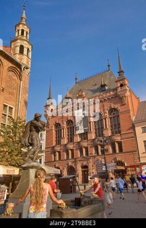 Fontana delle travi e sala dell'Artus nella Piazza del mercato vecchio di Toruń, Kujawsko-Pomorskie, Polonia Foto Stock