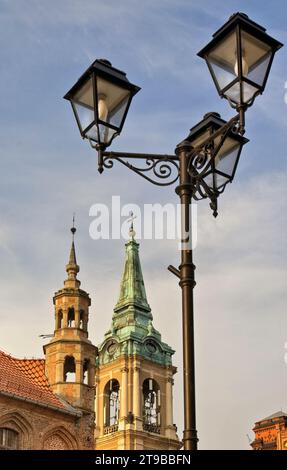 Particolare del Municipio della città vecchia e della torre della chiesa dello Spirito Santo a Toruń, Kujawsko-Pomorskie, Polonia Foto Stock