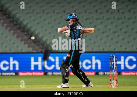 Adelaide, Australia. 24 novembre 2023. Adelaide, Australia, 24 novembre 2023: Tahlia McGrath (9 Adelaide Strikers) batte durante la partita Weber Womens Big Bash League 09 tra Adelaide Strikers e Perth Scorchers all'Adelaide Oval di Adelaide, Australia (Noe Llamas/SPP) credito: SPP Sport Press Photo. /Alamy Live News Foto Stock