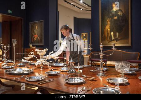 Londra, Regno Unito. 24 novembre 2023. Christie's svela l'intera mostra di pre-vendita in vista dell'asta di Ombersley Court: The Collection of Lord and Lady Sandys il 29 novembre 2023. Immagine: George III Mahogany Triple-Pedestal Dining table, inizio 19 c. stima £8.000-12.000 credito: Malcolm Park/Alamy Live News Foto Stock