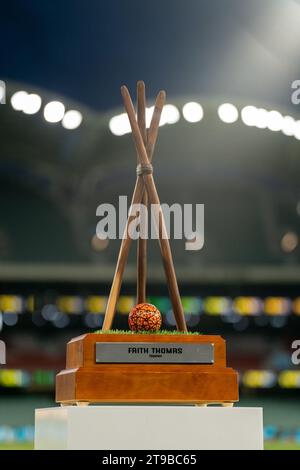 Adelaide, Australia. 24 novembre 2023. Adelaide, Australia, 24 novembre 2023: Il trofeo Faith Thomas durante la partita della Weber Womens Big Bash League 09 tra Adelaide Strikers e Perth Scorchers all'Adelaide Oval di Adelaide, Australia (Noe Llamas/SPP) credito: SPP Sport Press Photo. /Alamy Live News Foto Stock