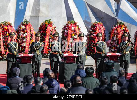 (231124) -- SHENYANG, 24 novembre 2023 (Xinhua) -- questa foto scattata il 24 novembre 2023 mostra la cerimonia di sepoltura per i resti di 25 martiri volontari del popolo cinese (CPV) al cimitero dei martiri del CPV a Shenyang, nella provincia di Liaoning della Cina nordorientale. I resti di 25 soldati CPV uccisi durante la guerra per resistere all'aggressione degli Stati Uniti e agli aiuti alla Corea (1950-1953) sono stati sepolti venerdì in un cimitero a Shenyang. I resti dei soldati caduti sono stati restituiti in Cina dalla Repubblica di Corea giovedì. Fu il decimo rimpatrio dal 2014, in seguito ad un accordo di consegna firmato tra i due conti Foto Stock