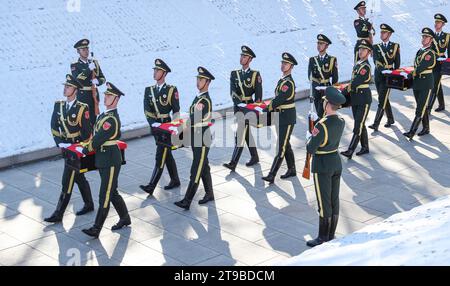 (231124) -- SHENYANG, 24 novembre 2023 (Xinhua) -- guardie d'onore che trasportano i cofanetti dei martiri volontari del popolo cinese caduti (CPV) entrano nel cimitero scortati dai soldati dell'Esercito Popolare Cinese di Liberazione durante una cerimonia di sepoltura al cimitero dei martiri del CPV a Shenyang, nella provincia di Liaoning della Cina nordorientale, 24 novembre 2023. I resti di 25 soldati CPV uccisi durante la guerra per resistere all'aggressione degli Stati Uniti e agli aiuti alla Corea (1950-1953) sono stati sepolti venerdì in un cimitero a Shenyang. I resti dei soldati caduti sono stati restituiti in Cina dalla Repubblica di Corea giovedì. Era il decimo re di questo genere Foto Stock