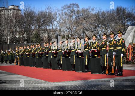 (231124) -- SHENYANG, 24 novembre 2023 (Xinhua) -- guardie d'onore che trasportano i cofanetti dei martiri volontari del popolo cinese caduti (CPV) entrano nel cimitero scortati dai soldati dell'Esercito Popolare Cinese di Liberazione durante una cerimonia di sepoltura al cimitero dei martiri del CPV a Shenyang, nella provincia di Liaoning della Cina nordorientale, 24 novembre 2023. I resti di 25 soldati CPV uccisi durante la guerra per resistere all'aggressione degli Stati Uniti e agli aiuti alla Corea (1950-1953) sono stati sepolti venerdì in un cimitero a Shenyang. I resti dei soldati caduti sono stati restituiti in Cina dalla Repubblica di Corea giovedì. Era il decimo re di questo genere Foto Stock