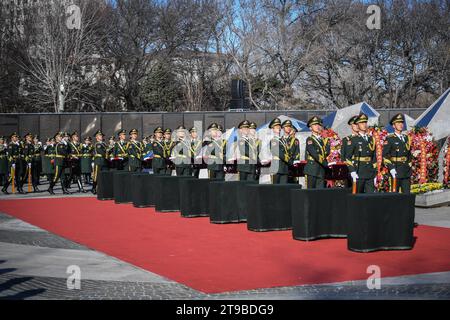 (231124) -- SHENYANG, 24 novembre 2023 (Xinhua) -- guardie d'onore che trasportano i cofanetti dei martiri volontari del popolo cinese caduti (CPV) entrano nel cimitero scortati dai soldati dell'Esercito Popolare Cinese di Liberazione durante una cerimonia di sepoltura al cimitero dei martiri del CPV a Shenyang, nella provincia di Liaoning della Cina nordorientale, 24 novembre 2023. I resti di 25 soldati CPV uccisi durante la guerra per resistere all'aggressione degli Stati Uniti e agli aiuti alla Corea (1950-1953) sono stati sepolti venerdì in un cimitero a Shenyang. I resti dei soldati caduti sono stati restituiti in Cina dalla Repubblica di Corea giovedì. Era il decimo re di questo genere Foto Stock