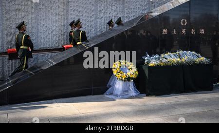 (231124) -- SHENYANG, 24 novembre 2023 (Xinhua) -- le guardie d'onore scortano i cofanetti dei martiri volontari del popolo cinese caduti (CPV) durante una cerimonia di sepoltura presso il cimitero dei martiri del CPV a Shenyang, nella provincia di Liaoning della Cina nordorientale, 24 novembre 2023. I resti di 25 soldati CPV uccisi durante la guerra per resistere all'aggressione degli Stati Uniti e agli aiuti alla Corea (1950-1953) sono stati sepolti venerdì in un cimitero a Shenyang. I resti dei soldati caduti sono stati restituiti in Cina dalla Repubblica di Corea giovedì. È stato il decimo rimpatrio dal 2014, in seguito ad un accordo di consegna firmato tra la TW Foto Stock