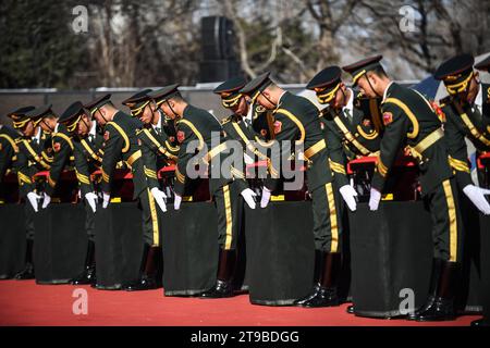 (231124) -- SHENYANG, 24 novembre 2023 (Xinhua) -- guardie d'onore che trasportano i cofanetti dei martiri volontari del popolo cinese caduti (CPV) entrano nel cimitero scortati dai soldati dell'Esercito Popolare Cinese di Liberazione durante una cerimonia di sepoltura al cimitero dei martiri del CPV a Shenyang, nella provincia di Liaoning della Cina nordorientale, 24 novembre 2023. I resti di 25 soldati CPV uccisi durante la guerra per resistere all'aggressione degli Stati Uniti e agli aiuti alla Corea (1950-1953) sono stati sepolti venerdì in un cimitero a Shenyang. I resti dei soldati caduti sono stati restituiti in Cina dalla Repubblica di Corea giovedì. Era il decimo re di questo genere Foto Stock