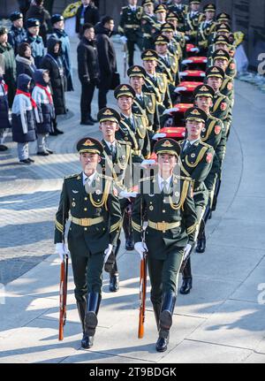 (231124) -- SHENYANG, 24 novembre 2023 (Xinhua) -- le guardie d'onore scortano i cofanetti dei martiri volontari del popolo cinese caduti (CPV) durante una cerimonia di sepoltura presso il cimitero dei martiri del CPV a Shenyang, nella provincia di Liaoning della Cina nordorientale, 24 novembre 2023. I resti di 25 soldati CPV uccisi durante la guerra per resistere all'aggressione degli Stati Uniti e agli aiuti alla Corea (1950-1953) sono stati sepolti venerdì in un cimitero a Shenyang. I resti dei soldati caduti sono stati restituiti in Cina dalla Repubblica di Corea giovedì. È stato il decimo rimpatrio dal 2014, in seguito ad un accordo di consegna firmato tra la TW Foto Stock