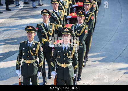 (231124) -- SHENYANG, 24 novembre 2023 (Xinhua) -- le guardie d'onore scortano i cofanetti dei martiri volontari del popolo cinese caduti (CPV) durante una cerimonia di sepoltura presso il cimitero dei martiri del CPV a Shenyang, nella provincia di Liaoning della Cina nordorientale, 24 novembre 2023. I resti di 25 soldati CPV uccisi durante la guerra per resistere all'aggressione degli Stati Uniti e agli aiuti alla Corea (1950-1953) sono stati sepolti venerdì in un cimitero a Shenyang. I resti dei soldati caduti sono stati restituiti in Cina dalla Repubblica di Corea giovedì. È stato il decimo rimpatrio dal 2014, in seguito ad un accordo di consegna firmato tra la TW Foto Stock