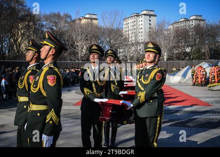 (231124) -- SHENYANG, 24 novembre 2023 (Xinhua) -- le guardie d'onore scortano i cofanetti dei martiri volontari del popolo cinese caduti (CPV) durante una cerimonia di sepoltura presso il cimitero dei martiri del CPV a Shenyang, nella provincia di Liaoning della Cina nordorientale, 24 novembre 2023. I resti di 25 soldati CPV uccisi durante la guerra per resistere all'aggressione degli Stati Uniti e agli aiuti alla Corea (1950-1953) sono stati sepolti venerdì in un cimitero a Shenyang. I resti dei soldati caduti sono stati restituiti in Cina dalla Repubblica di Corea giovedì. È stato il decimo rimpatrio dal 2014, in seguito ad un accordo di consegna firmato tra la TW Foto Stock