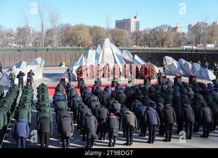 (231124) -- SHENYANG, 24 novembre 2023 (Xinhua) -- questa foto scattata il 24 novembre 2023 mostra la cerimonia di sepoltura per i resti di 25 martiri volontari del popolo cinese (CPV) al cimitero dei martiri del CPV a Shenyang, nella provincia di Liaoning della Cina nordorientale. I resti di 25 soldati CPV uccisi durante la guerra per resistere all'aggressione degli Stati Uniti e agli aiuti alla Corea (1950-1953) sono stati sepolti venerdì in un cimitero a Shenyang. I resti dei soldati caduti sono stati restituiti in Cina dalla Repubblica di Corea giovedì. Fu il decimo rimpatrio dal 2014, in seguito ad un accordo di consegna firmato tra i due conti Foto Stock