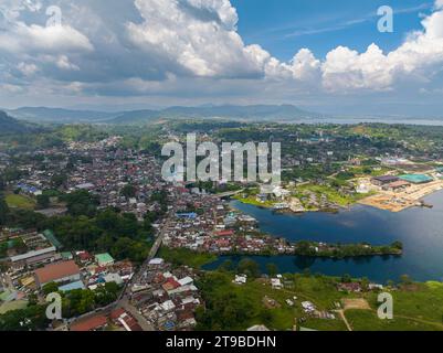 Rilevamento aereo della città di Marawi e del lago Lanao. Lanao del Sur. Mindanao, Filippine. Foto Stock