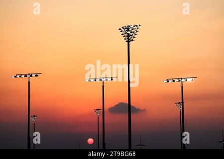 Abu Dhabi, Abu Dhabi. 24 novembre 2023. Atmosfera del circuito - tramonto. Campionato del mondo di Formula 1, Rd 23, Gran Premio di Abu Dhabi, venerdì 24 novembre 2023. Circuito Yas Marina, Abu Dhabi, Emirati Arabi Uniti. Crediti: James Moy/Alamy Live News Foto Stock